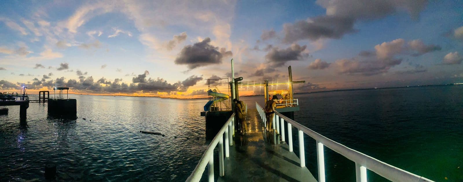 Píer Mahi Mahi ao pôr do sol