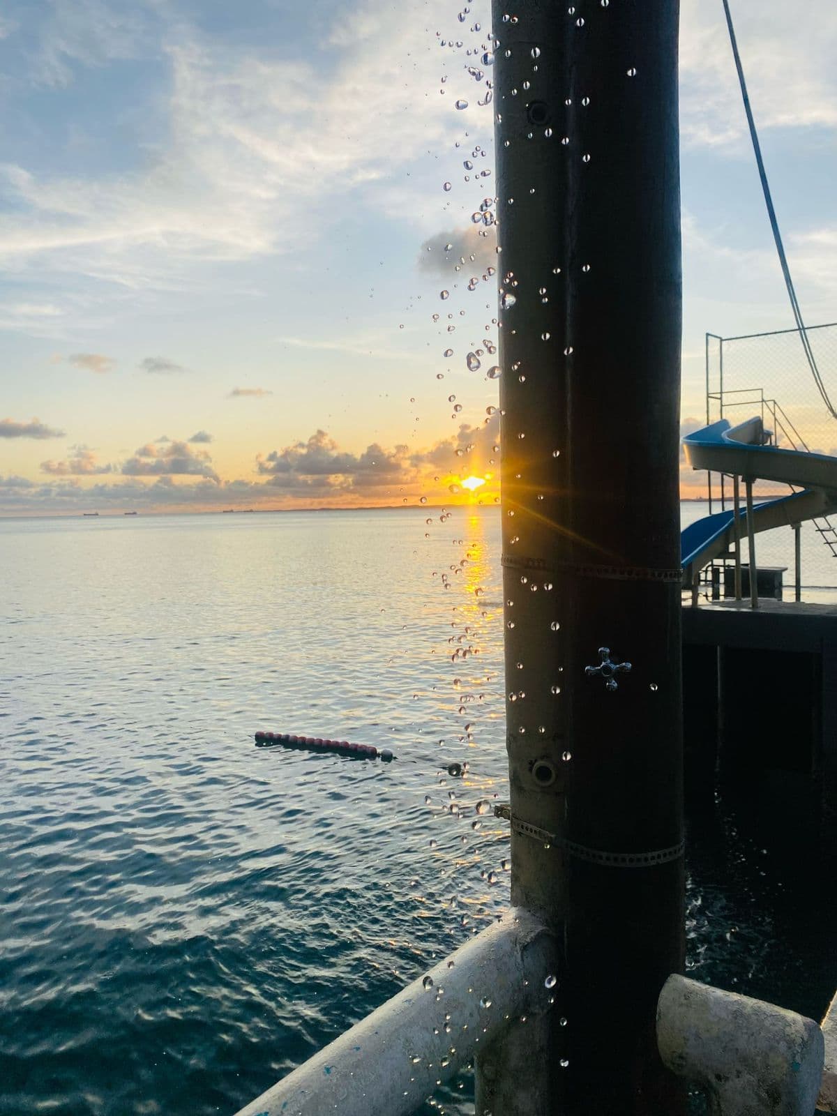 Píer ao pôr do sol com tobogã